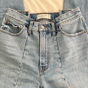 NWOT Abercrombie High-Rise 90’s Relaxed Jeans